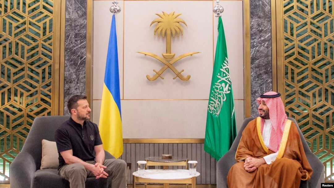 Yarima Mohammed Bin Salman na Saudi Arabiya lokacin sadawarsu da shugaban kasar Ukraine Volodymyr Zelenskyy a Jeddah
