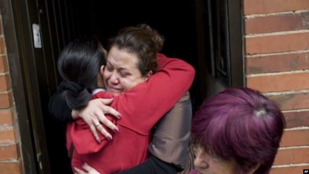 Relatives of slain hostage Elkin Hernandez embrace at his family home in Bogota, Colombia, November 26, 2011.