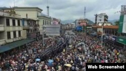 2016年7月3日广东肇庆市民上街抗议垃圾发电项目。（推特图片）