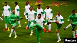 Mach de préparation en Allemagne, l'algérien Rafik Halliche, au centre et ses coéquipiers à Arena do Gremio à Porto Alegre au Brésil, 29 juin 2014.