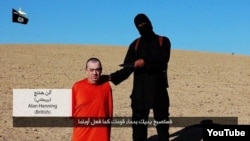 Alan Henning o'tgan yili Suriyada o'g'irlangan. Urush tufayli boshpanasiz qolgan aholi bilan ishlagan. Undan oldin "Islomiy davlat" uch kishining kallasini olgan edi: britaniyalik Deyvid Heyns va amerikaliklar Jeyms Foli va Stiven Sotloff.