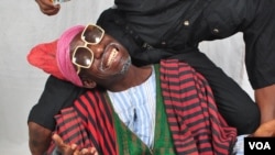 Dan wasan barkwanci na Hausa, Aminu Ali Baba Kofar Nassarawa, wanda aka fi sani da suna Baba Ari. Hausa and Kannywood comedian, Aminu Ali Baba Kofar Nassatrawa, better known as "Baba Ari" with one of his colleagues in Kano, Nigeria.(2011, Ibrahim A Ahmed)